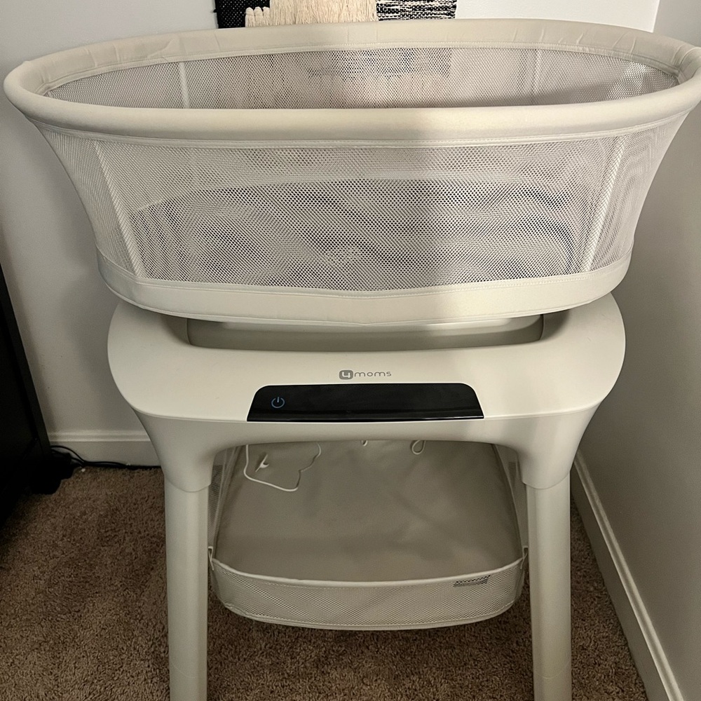 White Baby Bassinet- 4moms momma roo